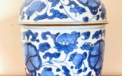 CHINE - FIN DU XIXe SIECLE Pot couvert en porcelaine à décor bleu et blanc...