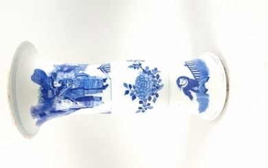 CHINE, XVIIIème. VASE GU en porcelaine bleu blanc à décor tournant de personnages, barrières, pivoines...