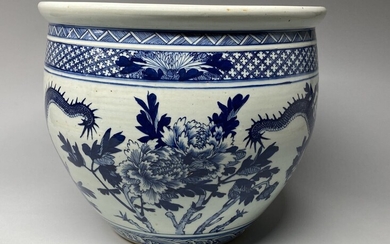 CHINE, XXe. Vasque à poissons en porcelaine bleu blanc, à décor de dragons et pivoines....