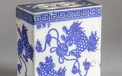 CHINE - XXe siècle Boite à grillons en porcelaine,... - Lot 45 - De Baecque et Associés