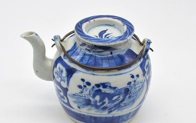 CHINESE PORCELAIN TEAPOT, BLUE AND WHITE WITH HORSE DECORATION, CHINA 18. OR 19TH CENTURY.