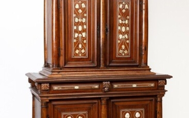 Cabinet à deux corps en bois naturel, marqueterie et applications d'ivoire. Il ouvre à quatre...