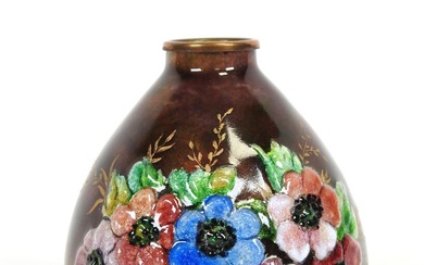 Camille FAURE (1874-1956) à LIMOGES. Vase ovoïde en cuivre recouvert d'émaux mauve et anémones polychromes....