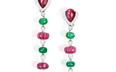 Chaque perle est composée de rubis sculptés et d'émeraudes facettées, espacés par des motifs en...