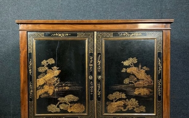 Chest of drawers in Chinese lacquer with heightened gilding
