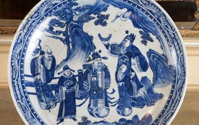 Chine, grand plat à décor bleu d'une scène centrale de cinq dignitaires, signature au revers.