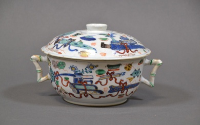 Chine, période Kangxi, XVIIIe siècle Coupe couverte en porcelaine et émaux Doucai et famille verte,...