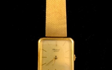 Chopard. Ca 1970. Montre de dame en or jaune 18K (750°/00). Boîtiers aux angles adoucis,...