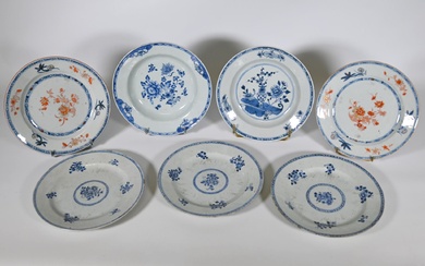 Cie des Indes, XVIIIe, ensemble en porcelaine à décor fleuri en camaïeu de bleu, comprenant...