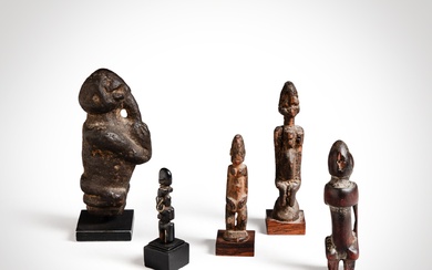 Cinq statuettes dont trois Dogon, Mali et deux Lobi, Burkina...