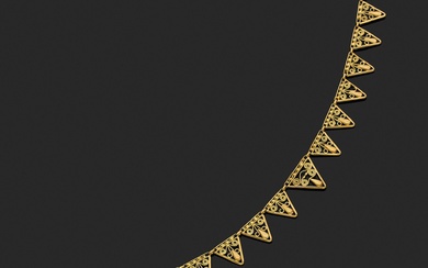 Collier draperie en or jaune 18K à décor de mailles triangulaires filigranées ornées de gouttes....