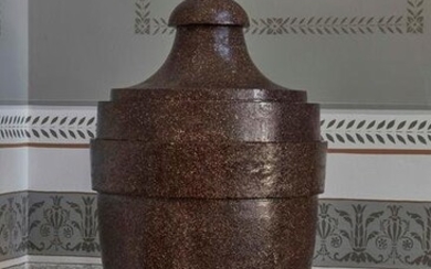 Coppia di grandi vasi con coperchio in ferro dipinto a