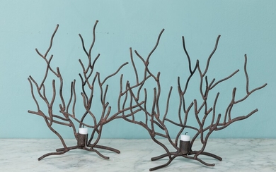 Coppia di portacandele in ferro in forma di ramo di corallo. XX secolo