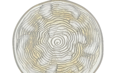 Coupe en porcelaine de Meissen, fin XVIIIe. La bordure en accolade et effet vannerie avec liseré or. A décor polychrome de papillons, inse