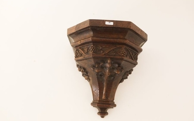 Cul-de-lampe de style Gothique, XIXe, chêne sculpté à...