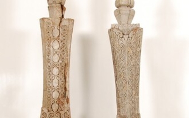 Deux bornes territorialesBois sculpté de motifs végétaux. Timor.H. 104 cm & 95 cm.