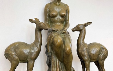 Ecole française du XIXème. Jeune Nymphe et ses deux faons. Sculpture en bronze à patines...