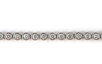 Een 18 krt. witgouden tennisarmband met diamant