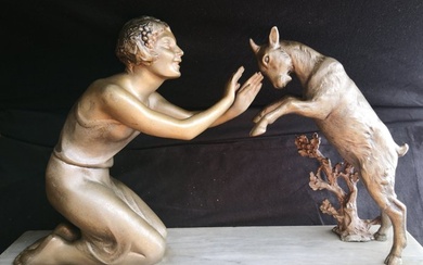 « Élégante Jeune femme jouant avec un bélier » - Sculpture
