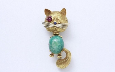 Engine-turned 750-thousandths gold brooch stylising a cat wink punctuated with a ruby cabochon, the nose in sapphire cabochon, the body in turquoise cabochon. Work from the 1960s and 1970s.