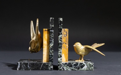 FH. DANVIN (XXe siècle). Paire de serre-livres Art Déco en marbre deux couleurs ornés d'oiseaux...