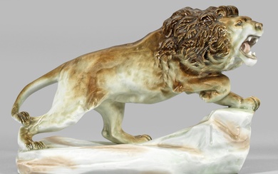 Figurine animalière Art déco "Lion marchant" sur socle rocheux. Céramique de qualité. Peinture sous glaçure...