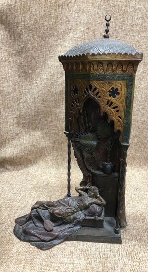 Franz Bergman foundry - Lamp, Sculpture, an oriental female figure, an "odalisque", lying in a tent-like structure - 40 cm - Bronze (cold painted) - Early 20th century