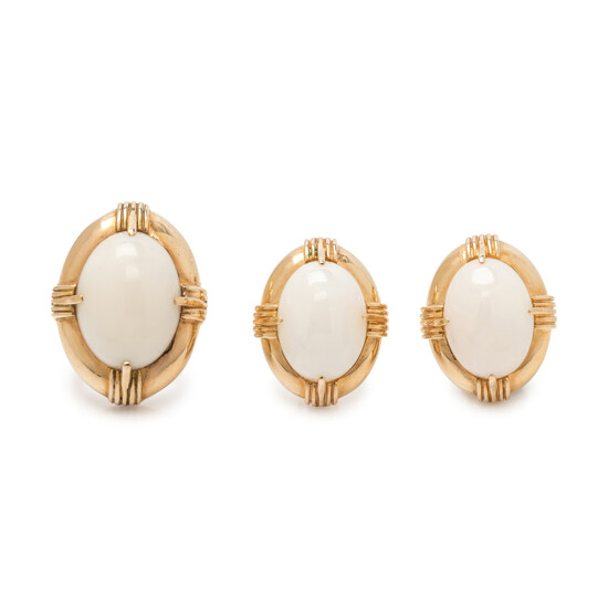 GUMPS, YELLOW GOLD AND WHITE CORAL SET