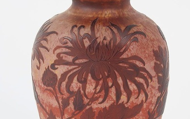 Gallé. Vase ovoïde reposant sur un piédouche rond en verre gravé à l'acide de tiges...
