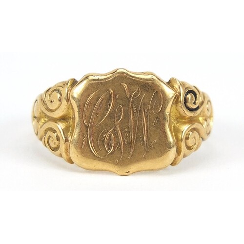 George V 18ct gold shield shaped signet ring with scrolled s...