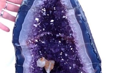 Gorgeous A ++ Amethyst Druse, with Beautiful Calcite Crystals - 43×27×19.5 cm - 23.3 kg