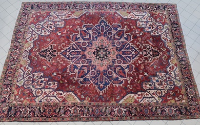 Grand tapis HERIZ en laine à décor d'un motif d'étoile rose et bleu sur fond...