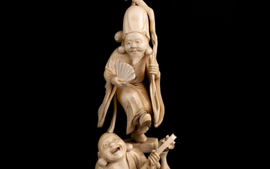 Groepje. Japan. Tongki periode. Met voorstelling van een muzikant en een danser. Gesculpteerd ivoor.