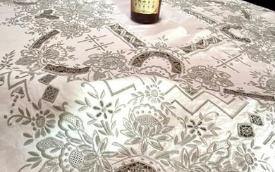 Hand-embroidered tablecloth - 166 x 130 cm - Baroque - Linen - Early 20th century