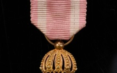 IMPERIAL ORDER OF THE ROSE (Brazil). Miniature gold and enamel badge, knight model, with part of ribbon in pink moiré silk taffeta with white stripes. Preserved in a case. Good condition.H. : 4 cm - L. : 2,5 cm. Gross weight: 7 g.