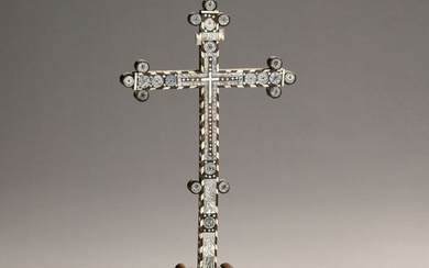 Importante croix en bois naturel à décor incrusté de nacre et d'os. Elle figure Saint...