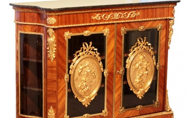 Impressionnante grande commode de style Louis XVI, agrementee delements decoratifs en bronze dore. Marque Mni...