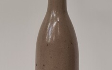 Jacky COVILLE (né en 1936), Vase flûte en grès vernissée dans les tons beiges, marque...