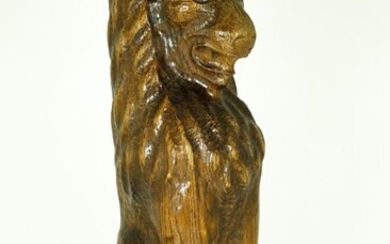 Large sculpture of a sitting lion in a pedestal - 117 cm - Wood - First half 20th century