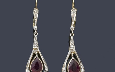 Long earrings with front face of diamonds and carved