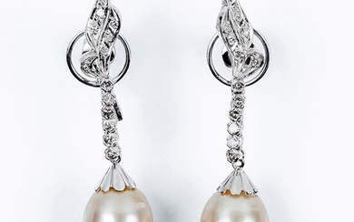Long vintage earrings in white gold, with vegetal detail...