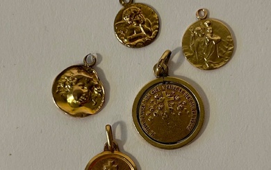 Lot comprenant : Rosemonde Gérard par Augis. Médaille en or jaune 18K 750‰, de forme...