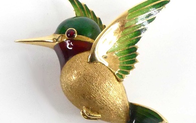 Lot details An 18ct yellow gold hummingbird brooch, having green...