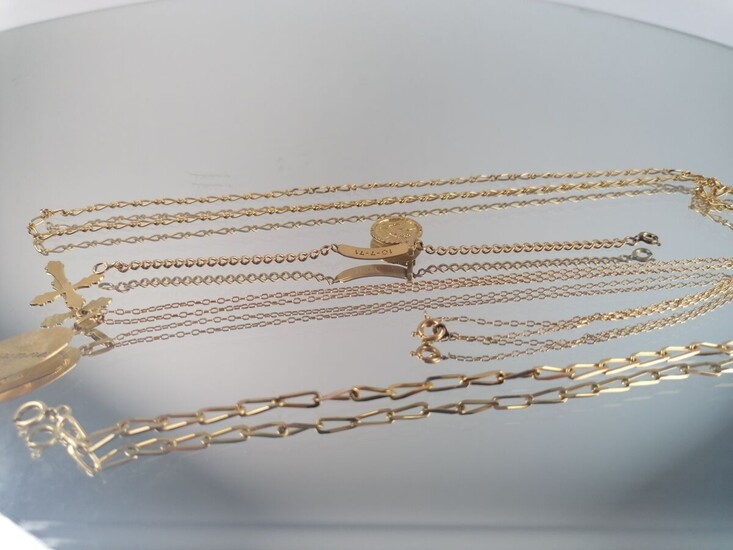 Lot en or jaune comprenant 2 bracelets et 2 chaînettes avec breloques, médaille ou croix....