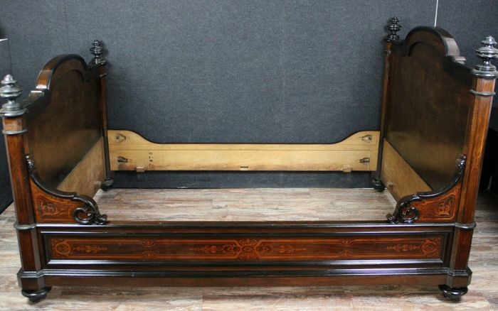 Louis Philippe period bed in light wood marquetry on rosewood - Wood - First half 19th century