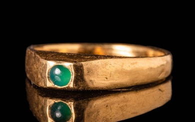 MEDIEVAL GOLD FINGER RING WITH EMERALD CABOCHON IN SQUARE BEZEL
