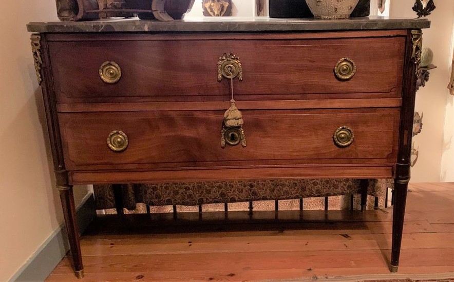 Mahogany and mahogany veneer chest of drawers. Opens...