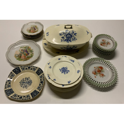 Manifatture diverse, lotto composto da una zuppiera con vassoio e numerosi piatti di servizi diversi in porcellana e ceramica policroma...