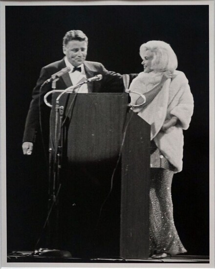Marilyn Monroe et Peter Lawford Tirage vintage, format 23 x 18 cm, tampon de l'auteur...
