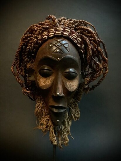 Mask - Beads, Cowry, Wood, rope - Chokwe - Angola - 39 cm
